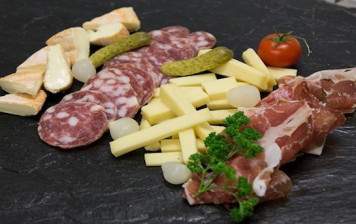 Cheese and cold meat platter, (2-3 people)