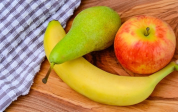 Trio de fruits : banane - pomme - poire